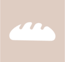 Lækkert udvalg af friskbagte morgenbrød. Rustikt brød og klassiske morgenboller fra lokalt bageri – duften af nybagt brød.